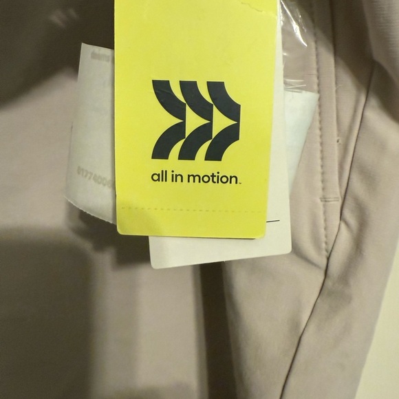 Mens 7” golf shorts- size 40- light beige- all in motion- NWT - Picture 3 of 5